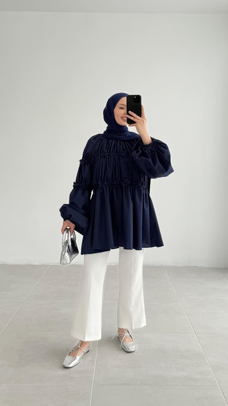 Reglan Minik Çiçek Detaylı Lacivert Bluz - Resim 3