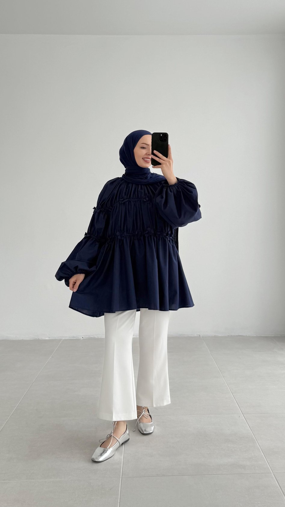 Reglan Minik Çiçek Detaylı Lacivert Bluz - Resim 4