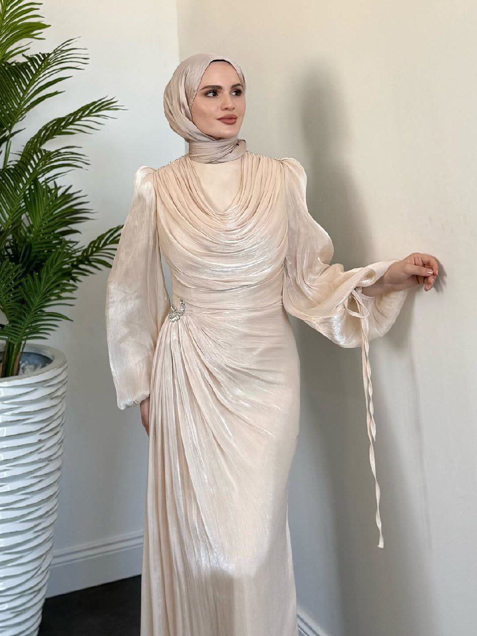 Jenika Omzu Ve Beli Taşlı Abiye Krem